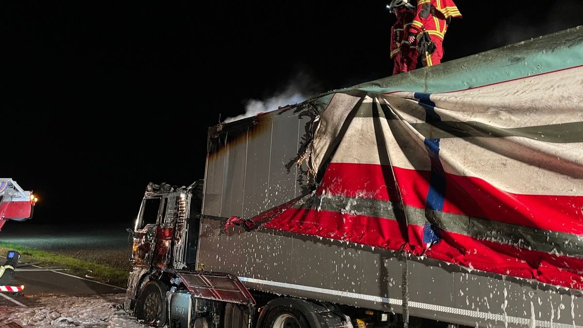 Am späten Mittwochabend geriet auf der B90 zwischen Gefell und Bad Lobenstein auf Höhe Frössen im Saale-Orla-Kreis ein LKW in Brand. 