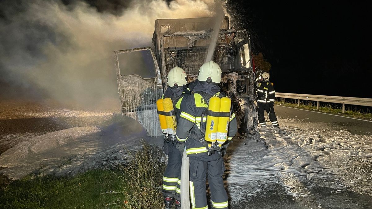 Am späten Mittwochabend geriet auf der B90 zwischen Gefell und Bad Lobenstein auf Höhe Frössen im Saale-Orla-Kreis ein LKW in Brand. 