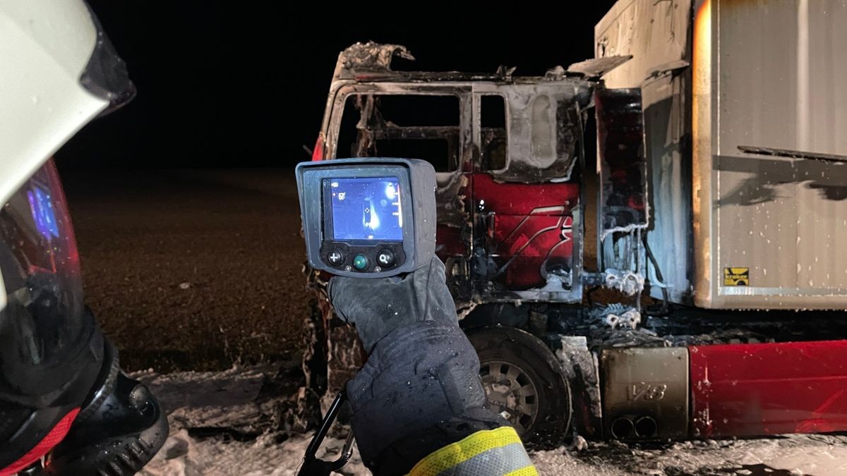 Am späten Mittwochabend geriet auf der B90 zwischen Gefell und Bad Lobenstein auf Höhe Frössen im Saale-Orla-Kreis ein LKW in Brand. 