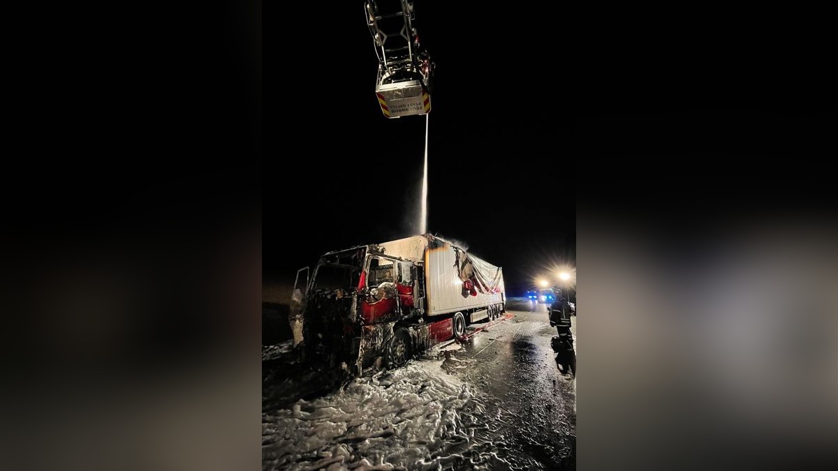 Am späten Mittwochabend geriet auf der B90 zwischen Gefell und Bad Lobenstein auf Höhe Frössen im Saale-Orla-Kreis ein LKW in Brand. 