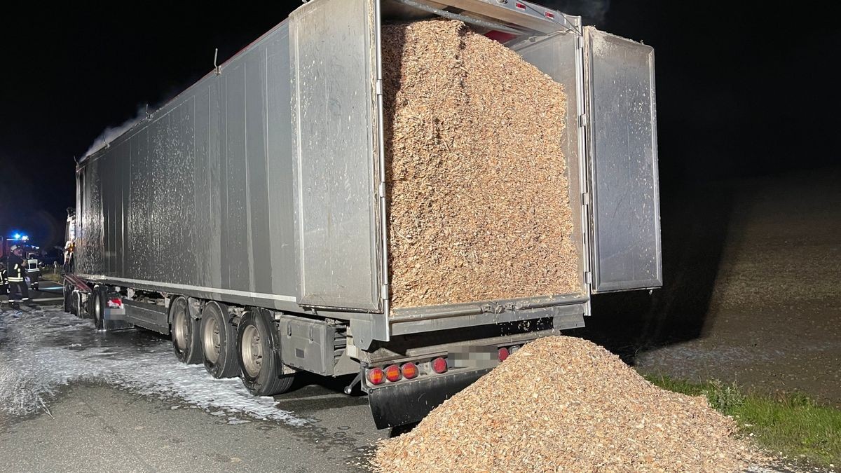 Am späten Mittwochabend geriet auf der B90 zwischen Gefell und Bad Lobenstein auf Höhe Frössen im Saale-Orla-Kreis ein LKW in Brand. 