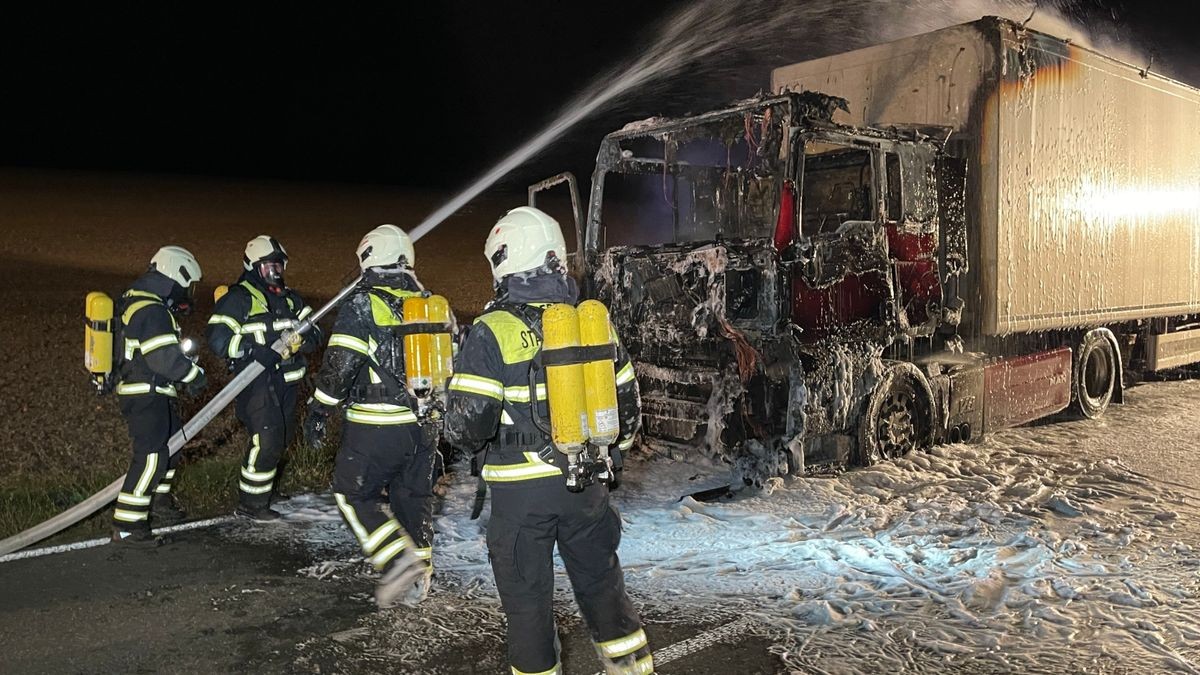 Am späten Mittwochabend geriet auf der B90 zwischen Gefell und Bad Lobenstein auf Höhe Frössen im Saale-Orla-Kreis ein LKW in Brand.