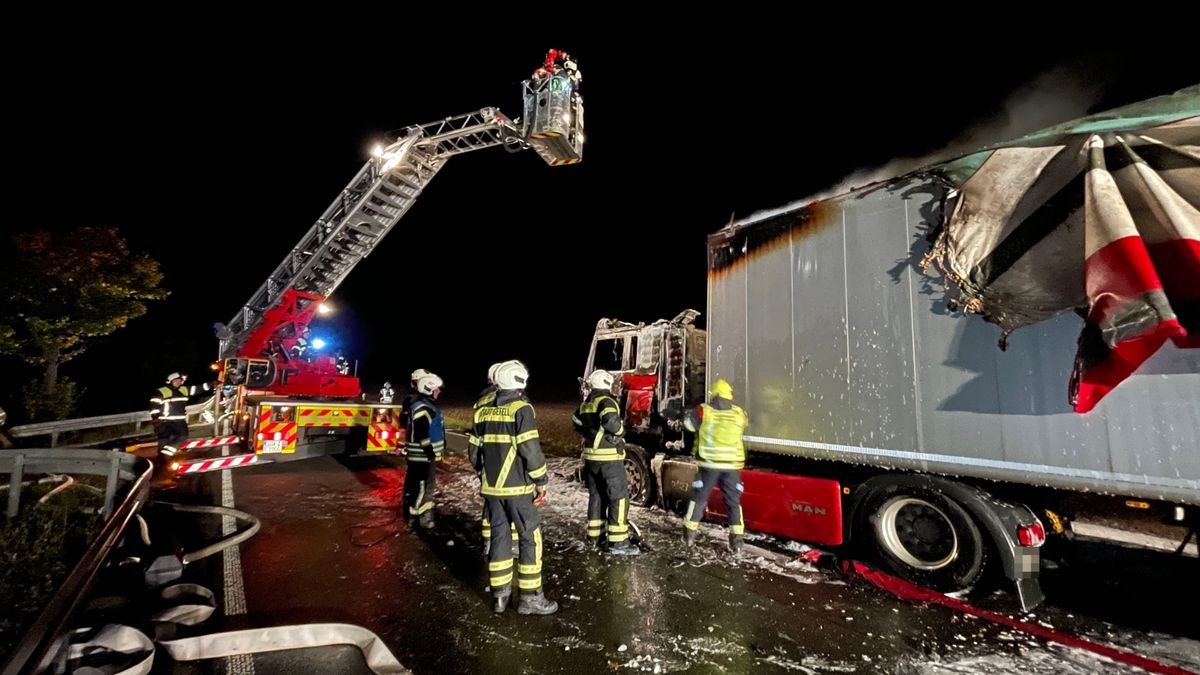 Am späten Mittwochabend geriet auf der B90 zwischen Gefell und Bad Lobenstein auf Höhe Frössen im Saale-Orla-Kreis ein LKW in Brand. 