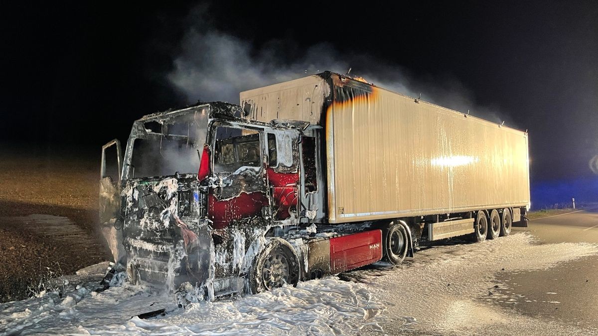 Am späten Mittwochabend geriet auf der B90 zwischen Gefell und Bad Lobenstein auf Höhe Frössen im Saale-Orla-Kreis ein LKW in Brand. 