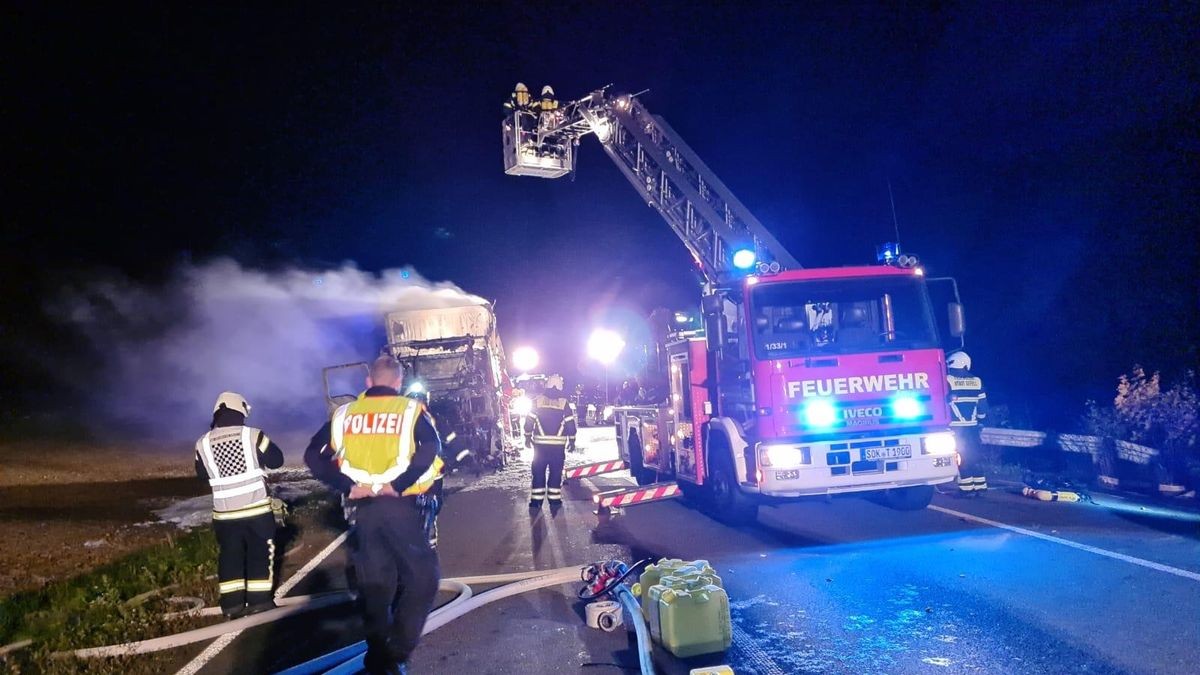 Rund 45 Feuerwehrkräfte mit neun Einsatzfahrzeugen waren zum Brandort geeilt.