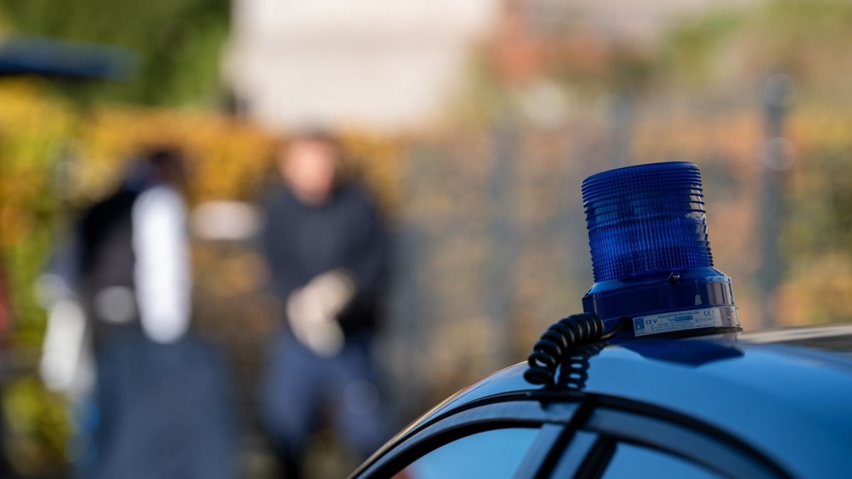 Am Donnerstagmorgen fanden Passanten eine leblose Person vor einem Gebäude in Weimar. 