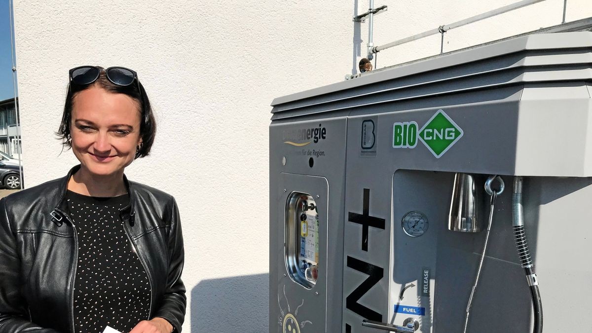 Vereinsgeschäftsführerin Jana Liebe an einer Biogas-Tankstelle auf  dem  Betriebshof  von Ohra Energie Fröttstädt.