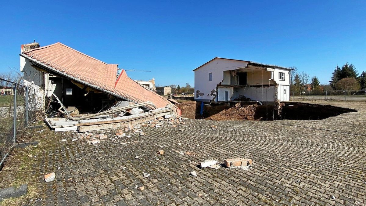 Am Salzagraben in Nordhausen gab es zuletzt im März 2021 Bewegungen am Erdfall. Ein weiterer Teil einer früheren Lagerhalle war in das Loch gestürzt. Das Gelände gehört dem Landkreis.