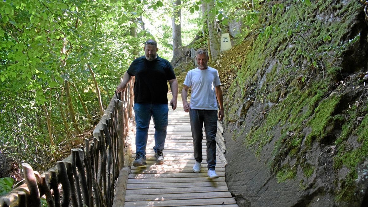 Die Zwergenhöhle ist ein romantischer Ort bei Heiligenstadt, Tourismuschef Rüdiger Eckart (rechts) und Bauhofleiter Patrick Westphalen schauen ab und zu, ob alles in Ordnung ist, ein neuer Steg ist in diesem Sommer erst fertiggestellt worden.