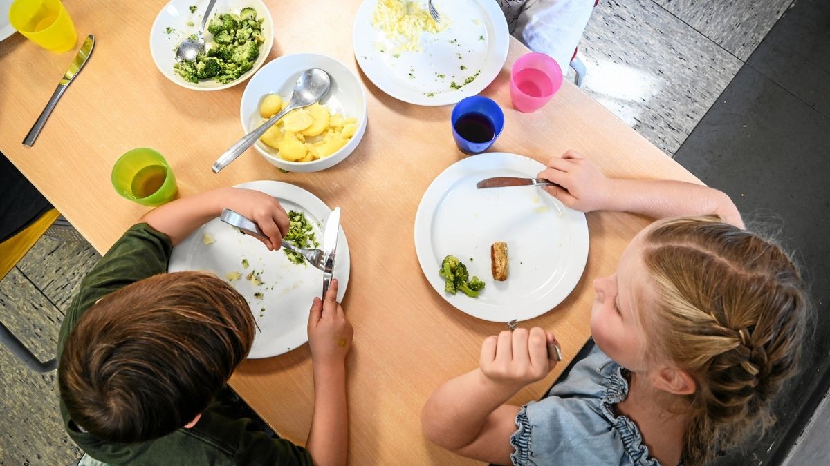 Brokkoli und Kartoffeln sollen die Kinder in den Schulen satt machen. Eine Fleisch-Beilage soll es nur ein Mal in der Woche geben.