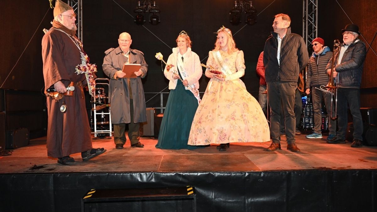 Zwiebelmarkt-Königin Caroline und Heldrungens Prinzessin Anna-Maria haben den Weimarer Zwiebelmarkt traditionell Sonnabend 6 Uhr auf dem Marktplatz eröffnet.