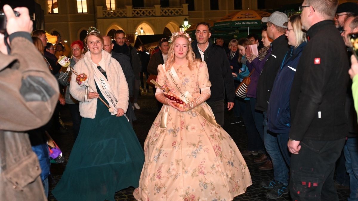 Zwiebelmarkt-Königin Caroline und Heldrungens Prinzessin Anna-Maria haben den Weimarer Zwiebelmarkt traditionell Sonnabend 6 Uhr auf dem Marktplatz eröffnet.