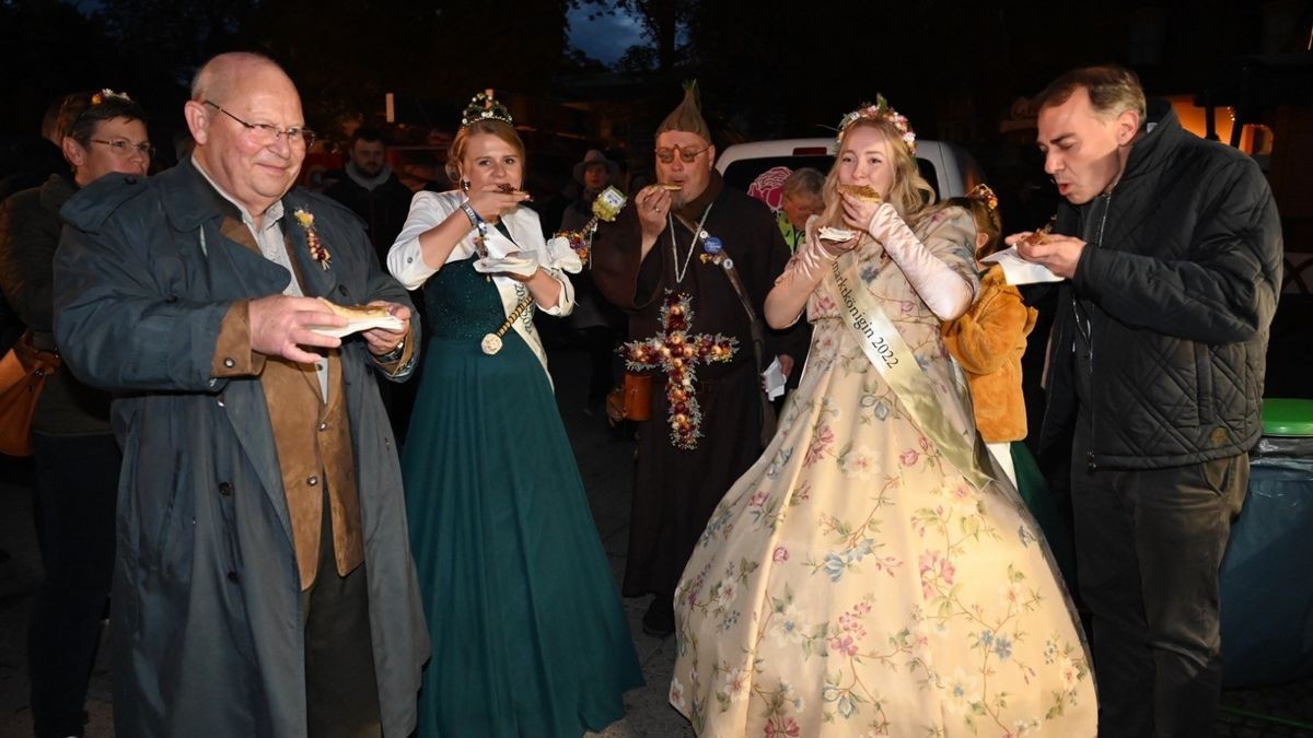 Am Stand von Thomas Rose waren dann die Gastgeber an der Reihe: Es gab Zwiebel-, Speck- und Zwiebelkuchen mit geröstetem Schinken.