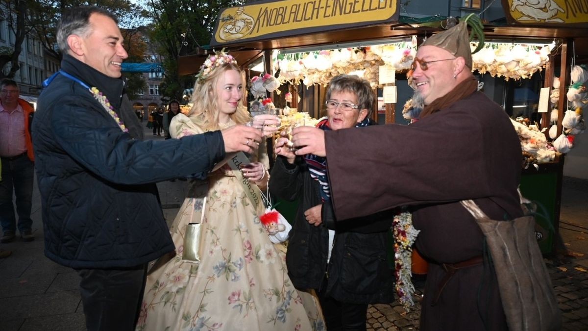 Highlight und Tradition: Am Knoblauch-Stand von Familie Flachmeyer wurden die Offiziellen mit Knoblauchschnaps und Sekt begrüßt.