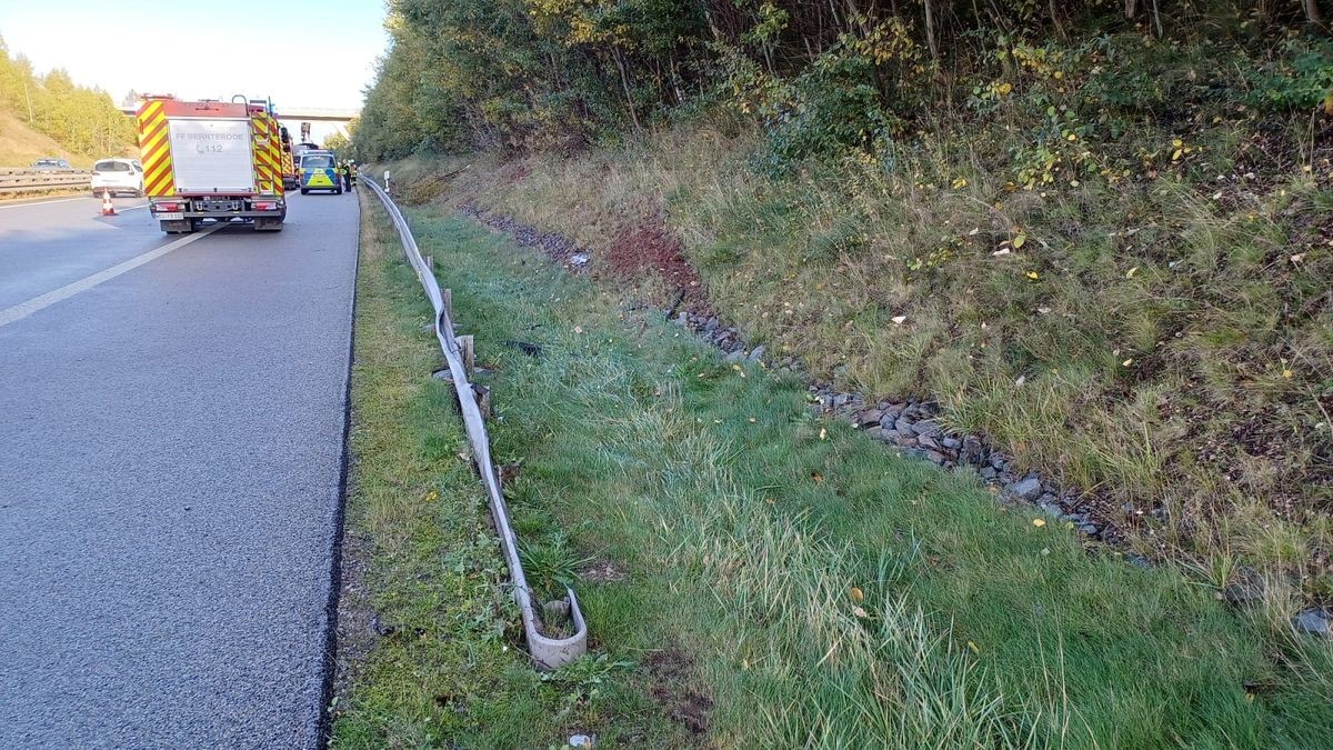 Der Anfang einer Schutzleitplanke wurde zum Katapult für das Fahrzeug: Der Wagen hob ab und schleuderte mehrere Meter durch die Luft, schlug in der Böschung ein und rollte dann rückwärts noch etwa 50 Meter hinter der Schutzplanke aus.