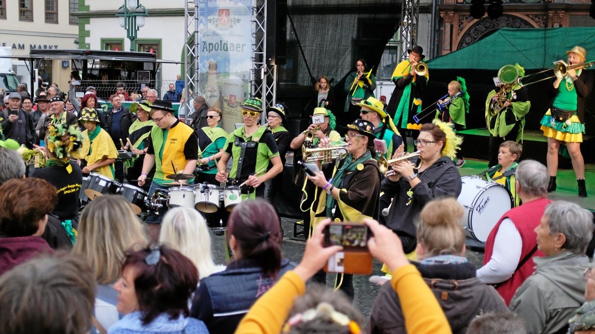 Die Ersten Thüringer Gugge Musiker sorgten am Mittag auf dem Markt für Stimmung.