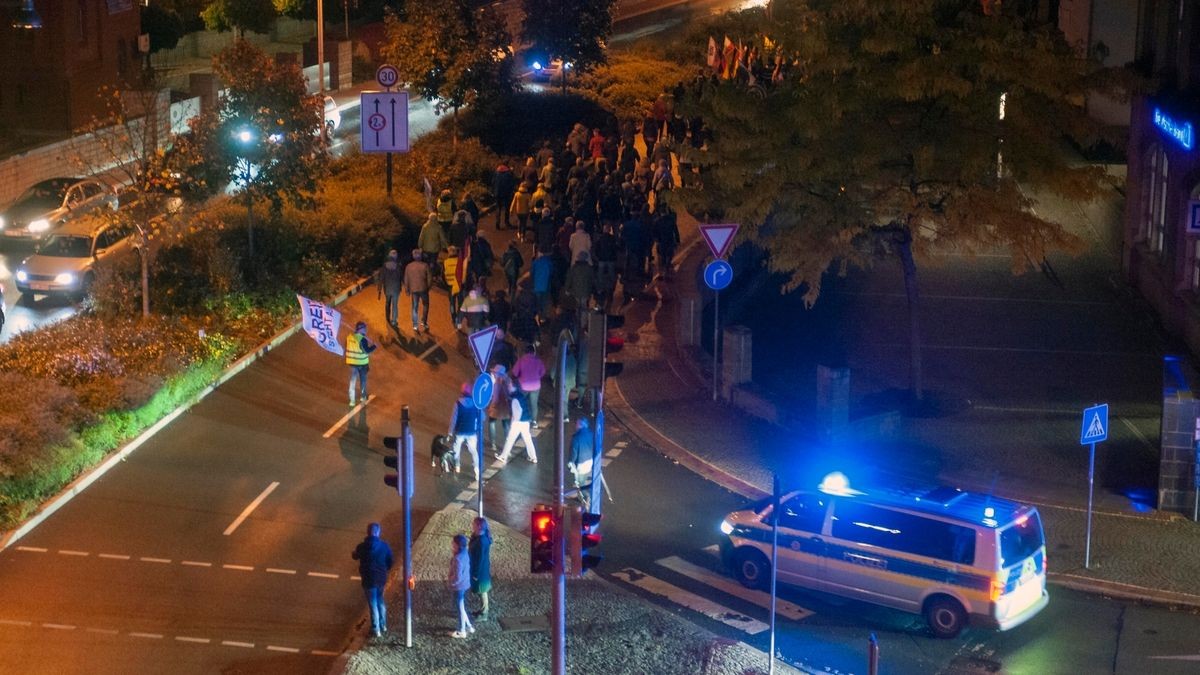 Einige hundert Menschen - offizielle Zahlen gab es am Abend noch nicht - sind am Samstag (08.10.2022) nach einer Kundgebung vom Von-Westernhagen-Platz erneut durch die Greizer Alt- und Neustadt gezogen, um gegen die aktuelle Politik zu demonstrieren - mit Trommeln, Pfeifen und Fahnen, darunter deutsche wie russische. Dem Vernehmen nach hatten die Organisatoren zuvor 5000 Teilnehmer angemeldet. Ende September waren es nach Polizeiangaben noch rund 550 gewesen.