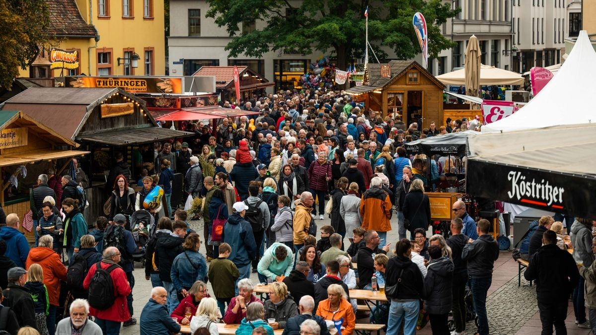 Deutlich mehr Besucher als in den beiden Vorjahren kamen in diesem Jahr am Samstag auf den Zwiebelmarkt in Weimar. Auf den Straßen herrschte teils dichtes Gedränge.