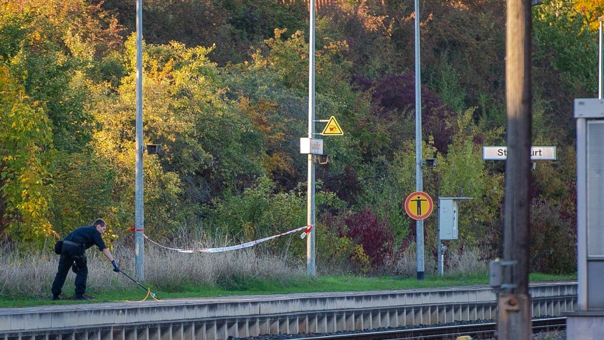 Wie die Polizei mitteilte, hatte ein Zeuge am Vormittag einen verdächtigen Gegenstand neben einer Sitzgruppe am Bahnsteig gemeldet. 