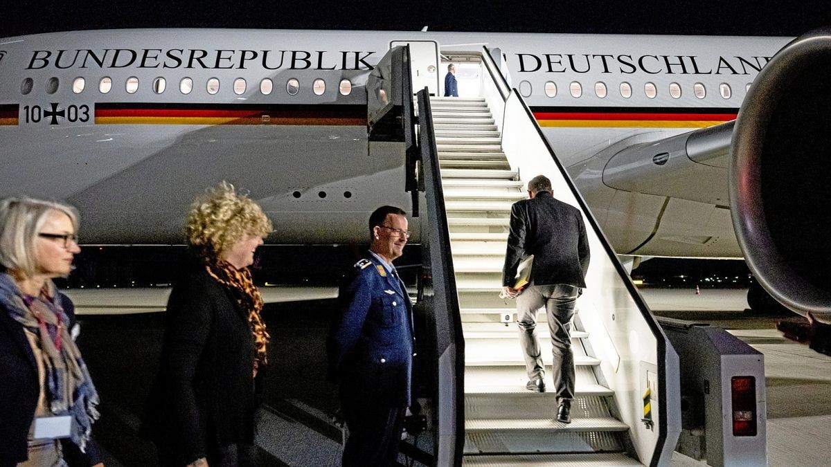 Da war noch alles in Ordnung: Bundesratspräsident Bodo Ramelow (Linke) besteigt den Regierungsflieger in Leipzig. 