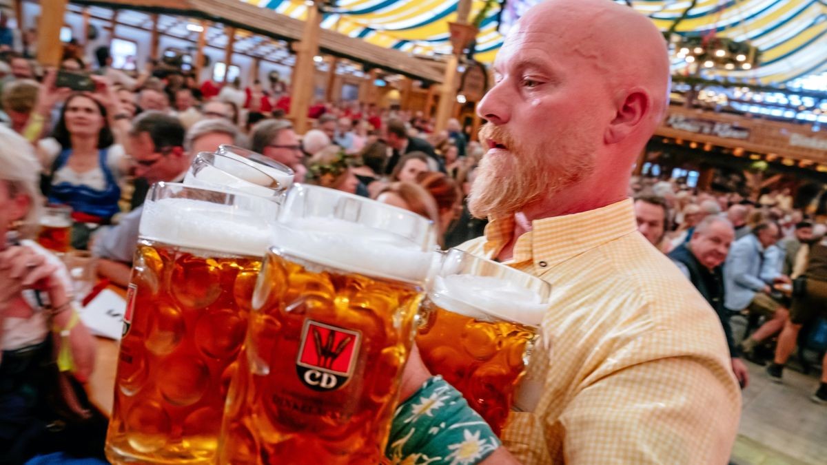 Der „Wasen“ ist nach dem Münchner Oktoberfest das zweitgrößte Volksfest in Deutschland. Dicht an dicht feiern die Gäste im Bierzelt, Mindestabstand gibt es nicht.