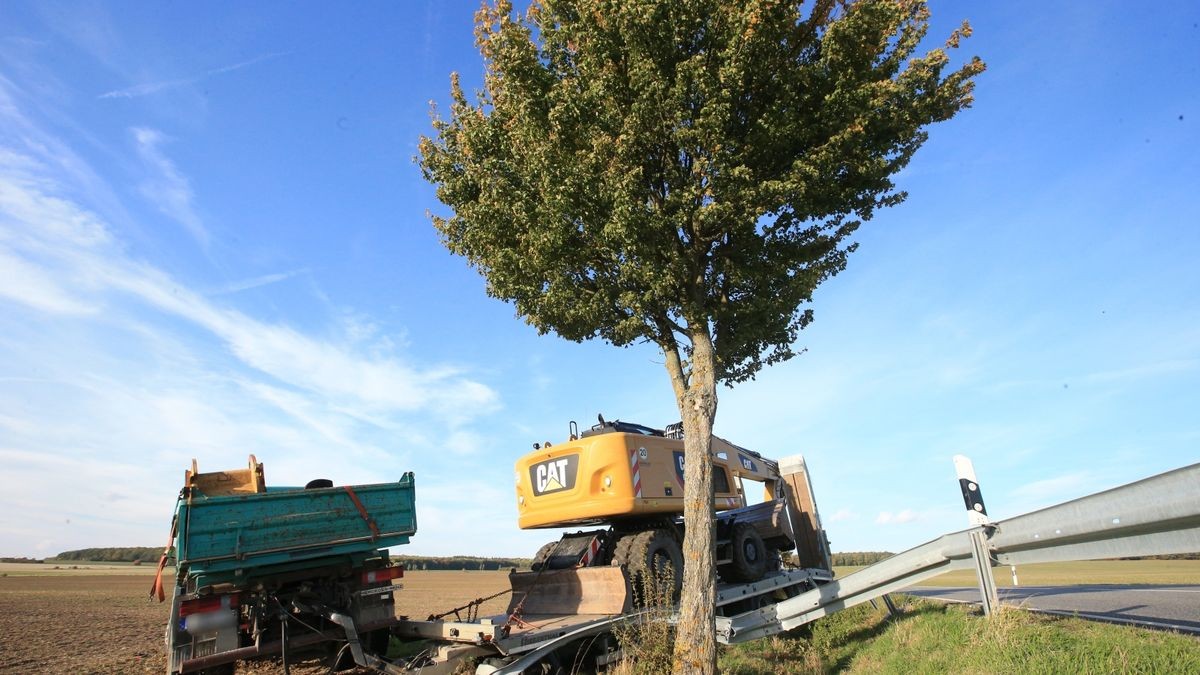 Das Gespann kam ins Schlingern, dabei hebelte der Tieflader den Lkw aus und schob ihn, glücklicherweise, in eine Feldzufahrt.