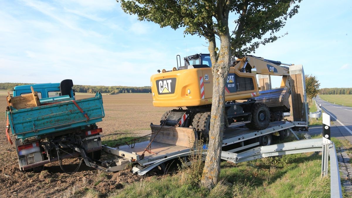 Am Tieflader entstand erheblicher Sachschaden.