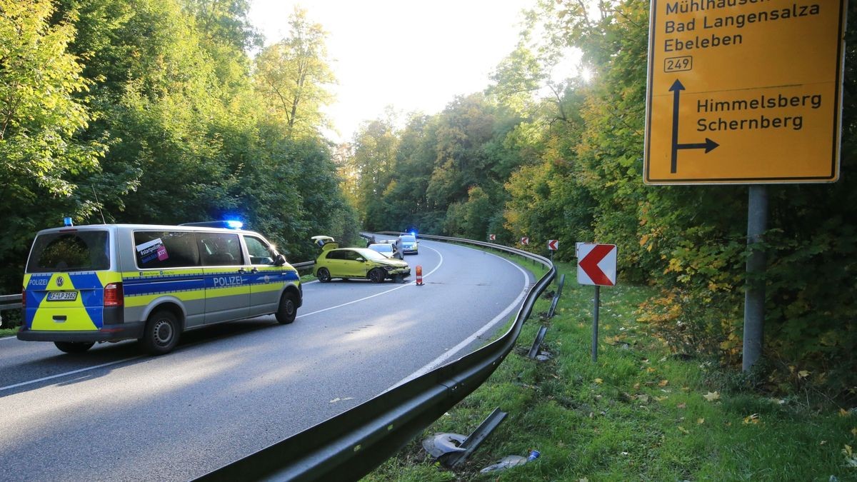 Das Fahrzeug schleuderte dann auf die Gegenfahrbahn und kam dort zum Stehen.