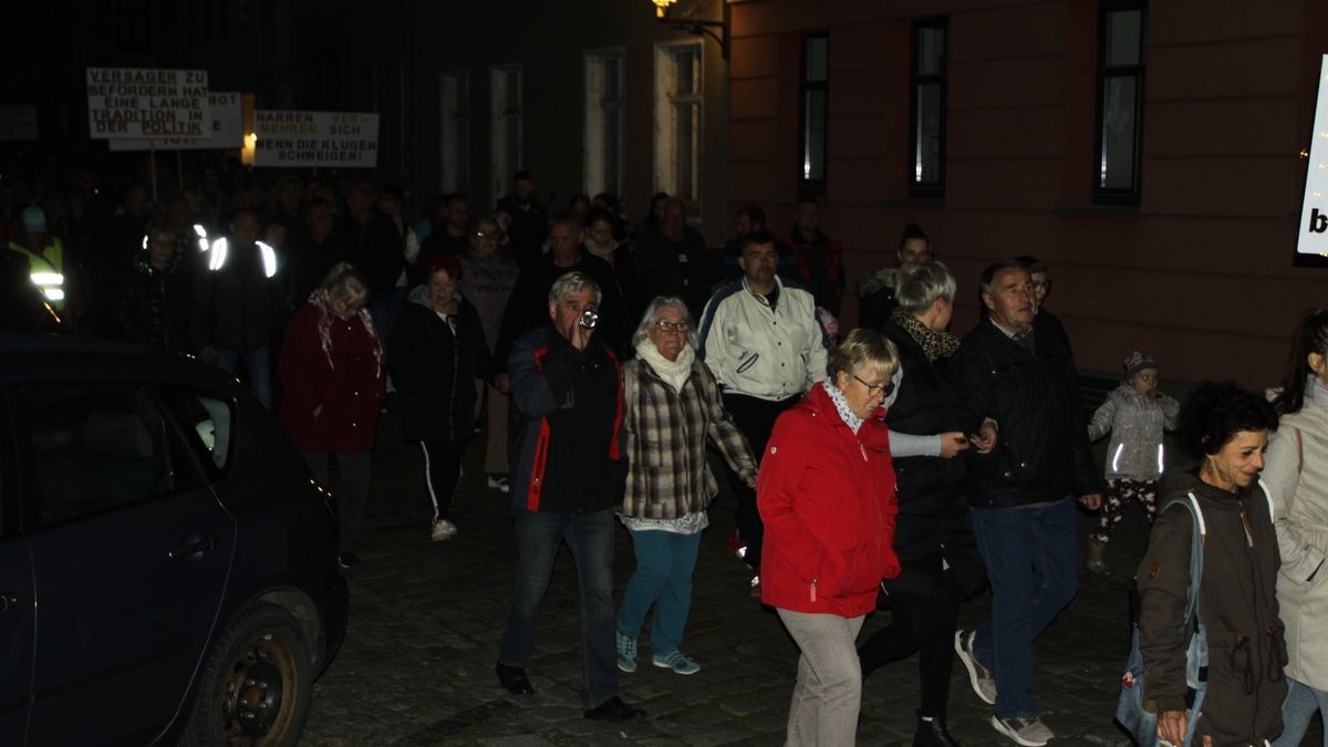 Laut Polizeiangaben 500 Menschen haben am Montagabend in Kahla gegen die Politik der Bundesregierung demonstriert.