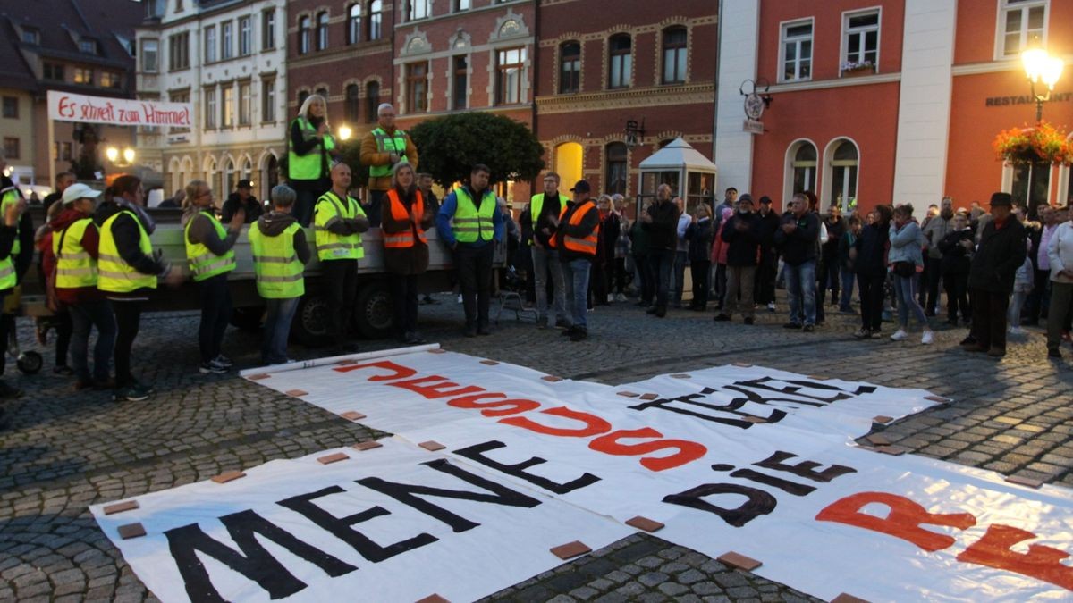 Laut Polizeiangaben 500 Menschen haben am Montagabend in Kahla gegen die Politik der Bundesregierung demonstriert.