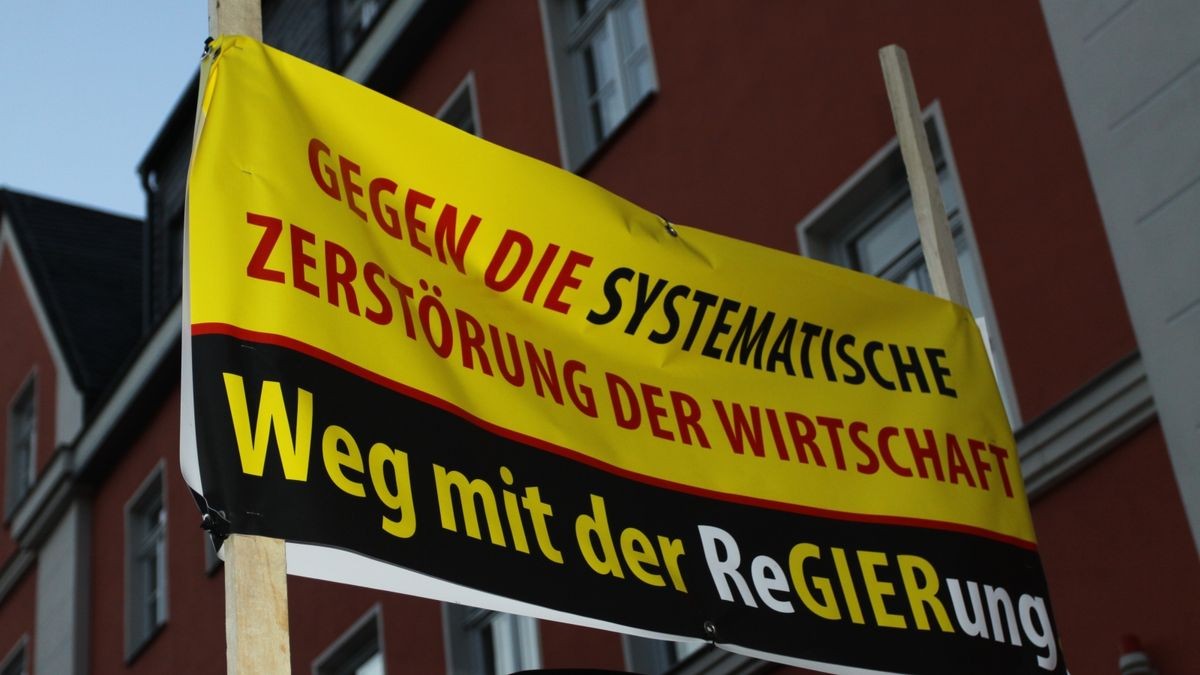 Laut Polizeiangaben 500 Menschen haben am Montagabend in Kahla gegen die Politik der Bundesregierung demonstriert.