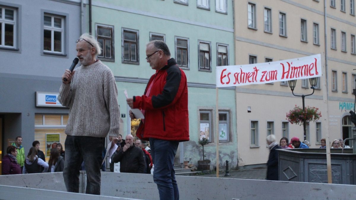 Laut Polizeiangaben 500 Menschen haben am Montagabend in Kahla gegen die Politik der Bundesregierung demonstriert.