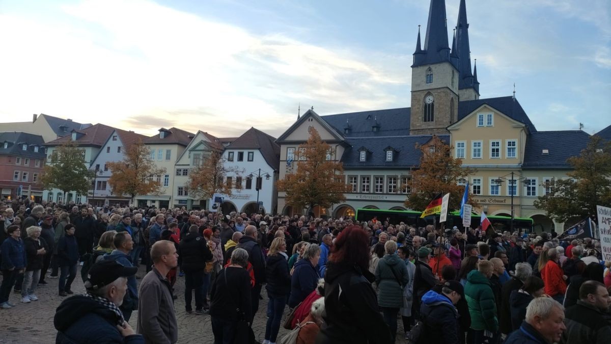 Kundgebung auf dem Marktplatz in Saalfeld am Montagabend.