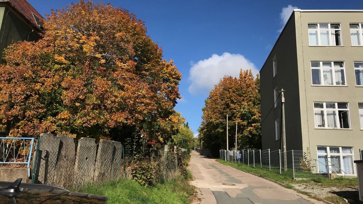 In dem grauen Gebäude (ohne Spitzdach) befindet sich die Flüchtlingsunterkunft des Kreises Weimarer Land. Links davon, durch die Straße Katharinenweg getrennt, das unbenutzte Fabrikgelände, auf dem ein Palettenstapel angebrannt worden ist.