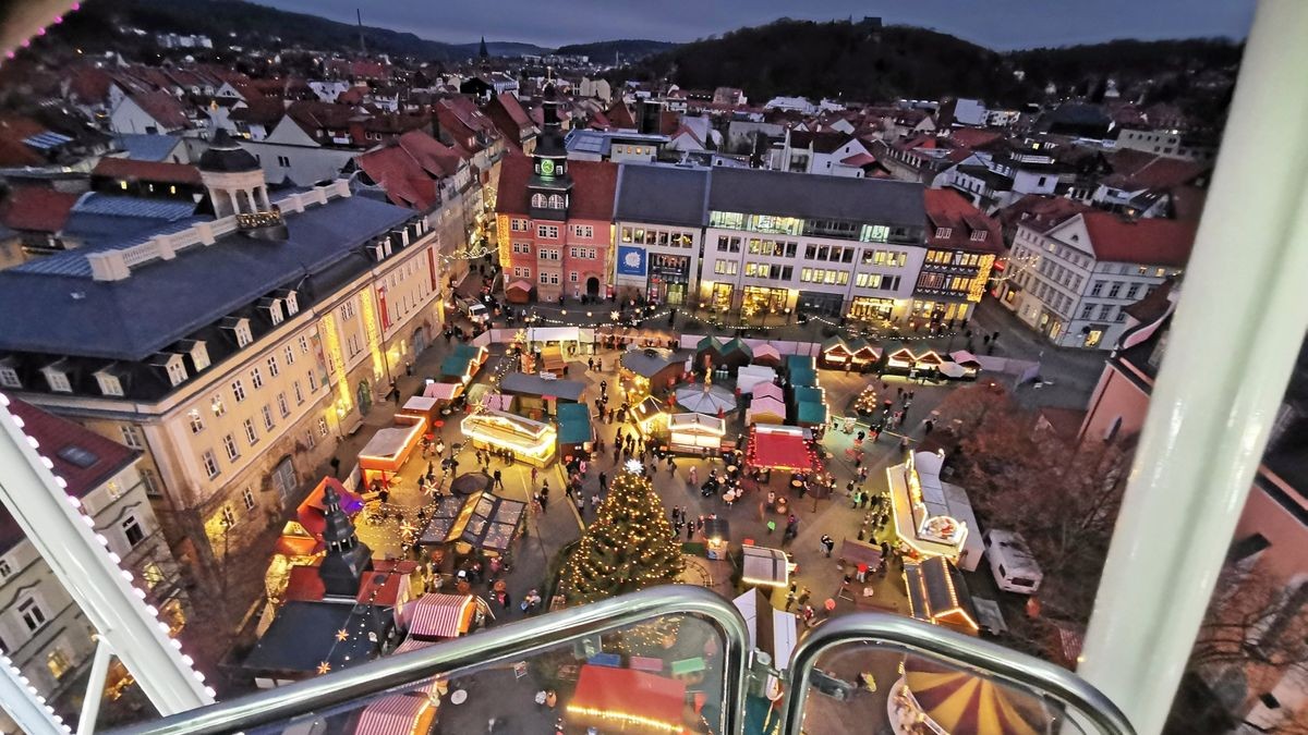 Blick aus dem Riesenrad auf den Eisenacher Weihnachtsmarkt des Jahres 2021, der nach kurzer Zeit wieder abgebaut werden musste.