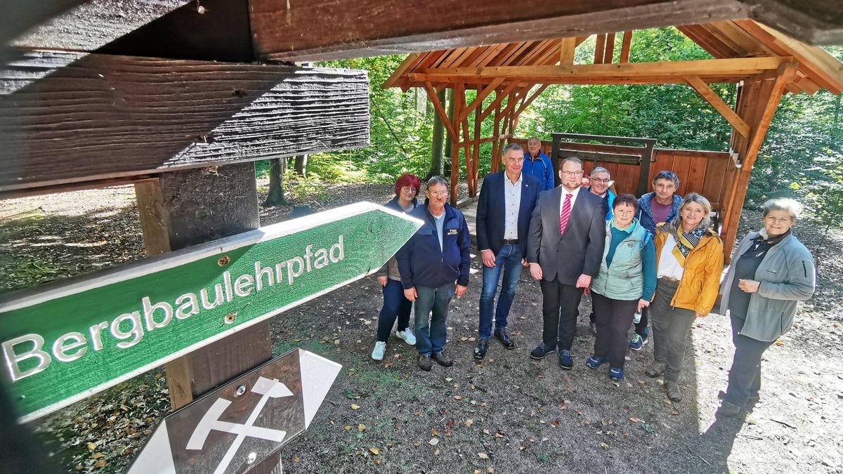 Feierlich eröffnet wurde der komplett erneuerte Haspelschacht, die siebte Station am Bergbaulehrpfad in Stedtfeld, alle Mitwirkenden und Spender sind auf dem Foto.