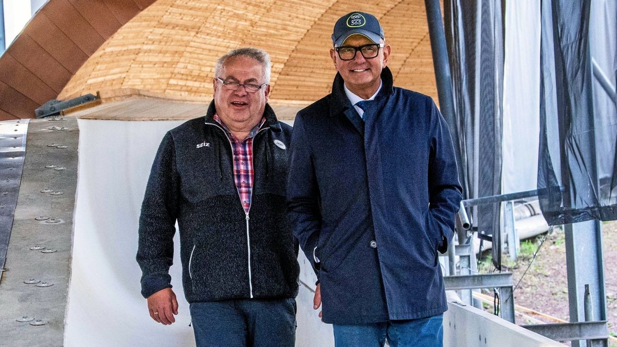 IBSF-Präsident Ivo Ferriani (rechts) und sein Vize Andreas Trautvetter sind von Oberhofs Eisarena beeindruckt.