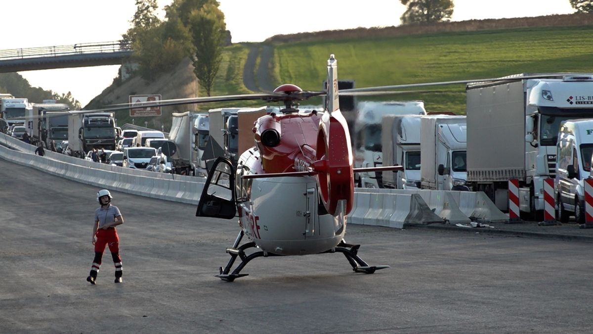 Die Fahrerin konnte glücklicherweise befreit werden, musste aber schwer verletzt in ein Krankenhaus geflogen werden.