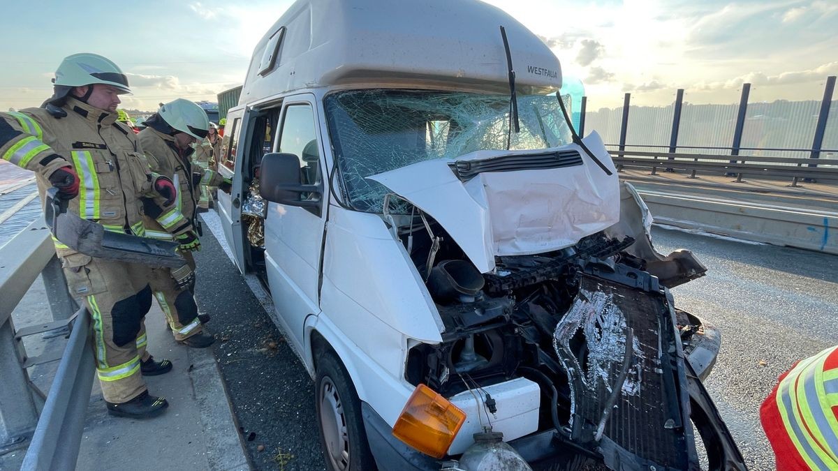 Ein Wohnmobil gerät bei einem Auffahrunfall auf der A9 in Bayern zwischen zwei Lastwagen: Fahrerin schwer verletzt