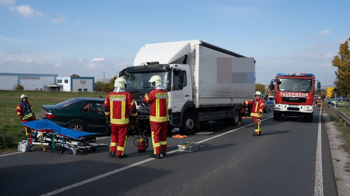 Die Einsatzkräfte der Feuerwehr öffneten die Tür des völlig deformierten Fahrzeugs.