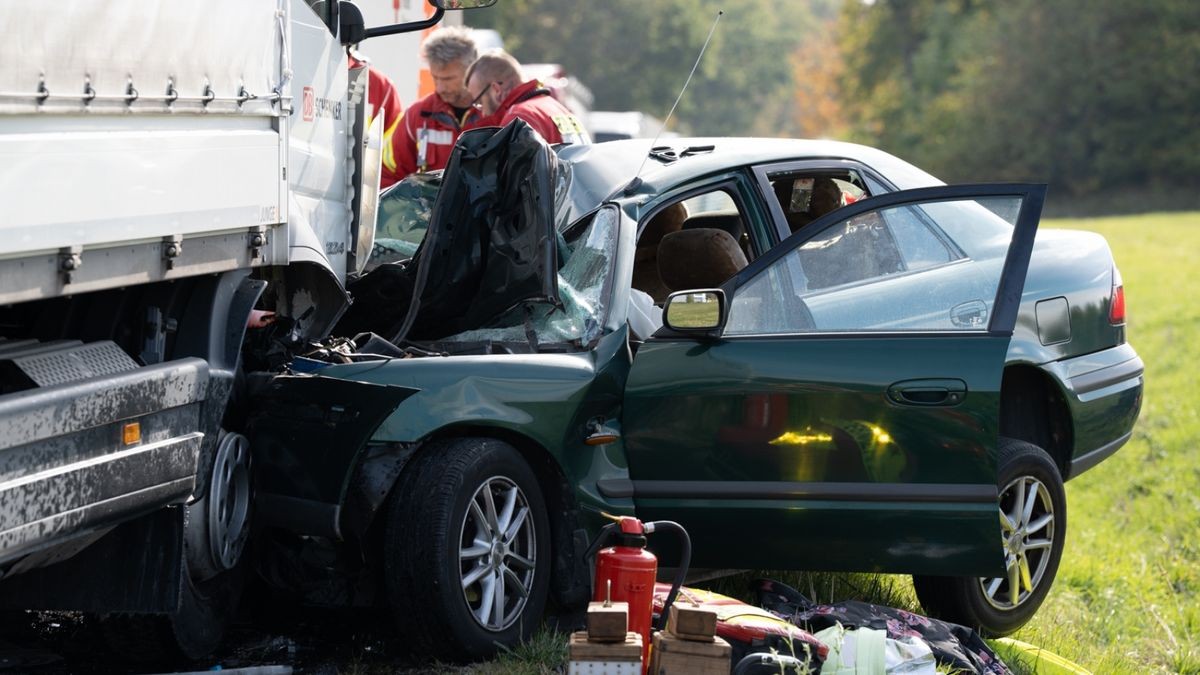 Die Autofahrerin wurde durch die Wucht des Aufpralls im Fahrzeug eingeschlossen.