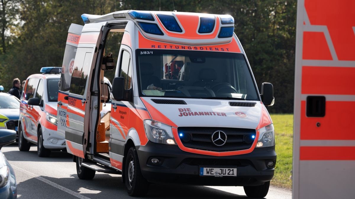 Anschließend kamen die Verletzten mit Rettungswagen und einem Notarzt in ein Klinikum. 