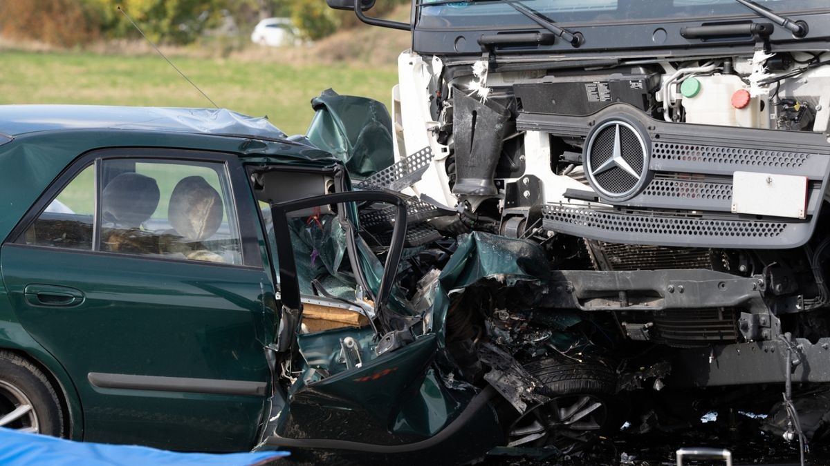 Eine Mazda-Fahrerin war auf der Straße in Richtung Nohra unterwegs, als sie aus bisher unbekannter Ursache in den Gegenverkehr geriet und dort frontal mit einem Lkw zusammenstieß.