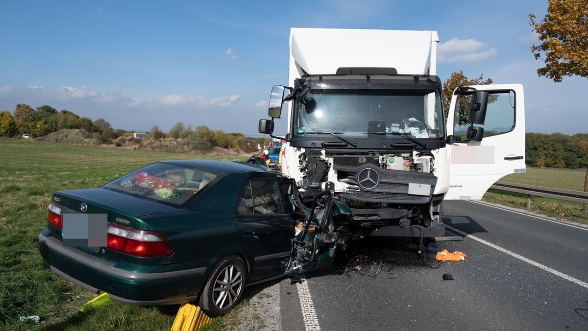 Eine Autofahrerin ist auf der B85 mit einem entgegenkommenden Lkw kollidiert. Sie und der Fahrer des Lkw sind dabei schwerstverletzt worden.