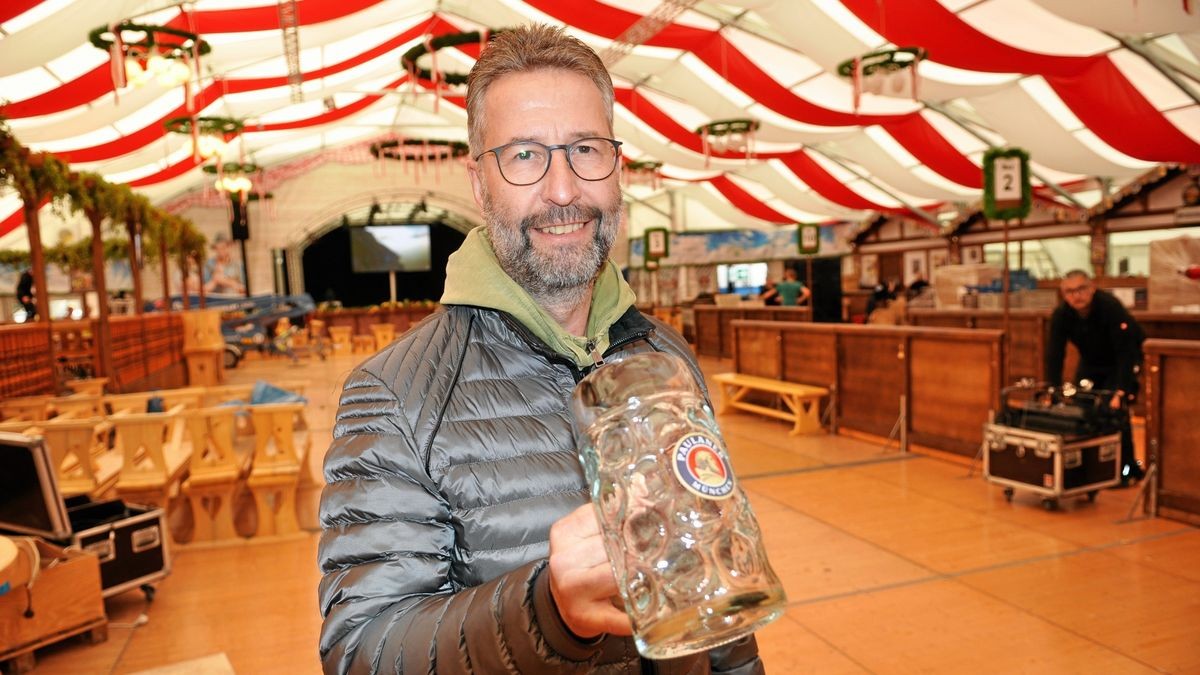 Ab morgen ist der Maßkrug gut gefüllt, meint Ulrich Schmidt, Paulaner-Gebietsverkaufsleiter im Oktoberfestzelt, in dem sich bis zu 2000 Gäste gleichzeitig aufhalten können.