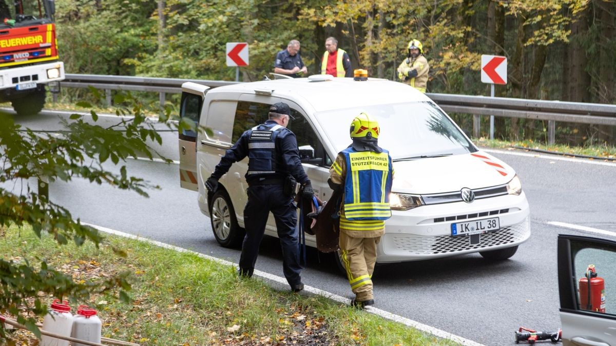 Bei einem Unfall auf der Landstraße zwischen Stützerbach und Schmiedefeld sind drei Menschen verletzt worden, zwei von ihnen schwer. Eine Autofahrerin war frontal mit einem Lkw zusammengestoßen.