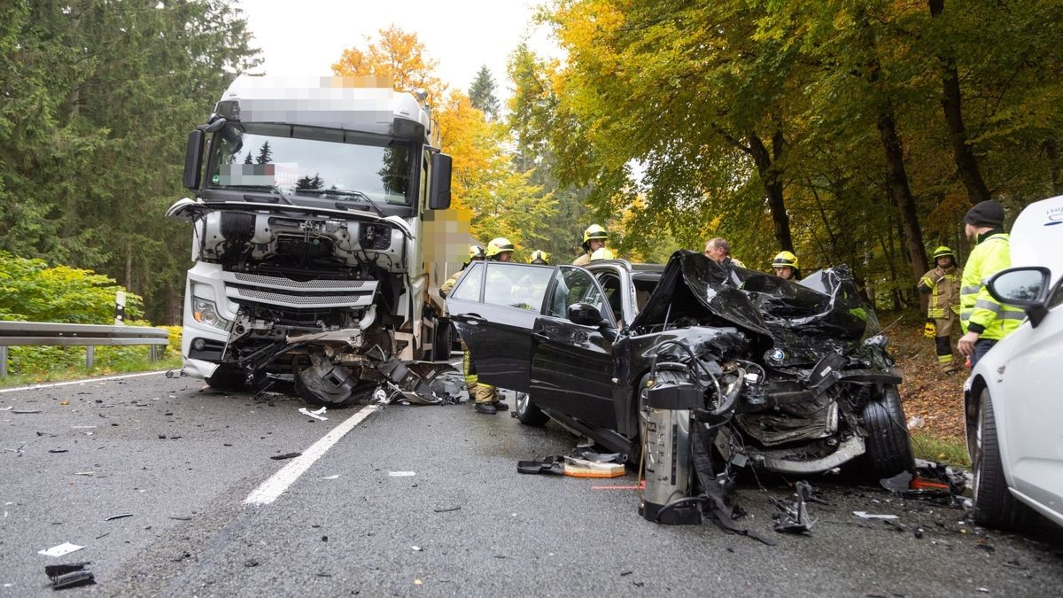 Wie die Landespolizeiinspektion Gotha auf Nachfrage berichtet, war eine 20-Jährige mit ihrem schwarzen BMW auf regennasser Fahrbahn in Richtung Schmiedefeld unterwegs.