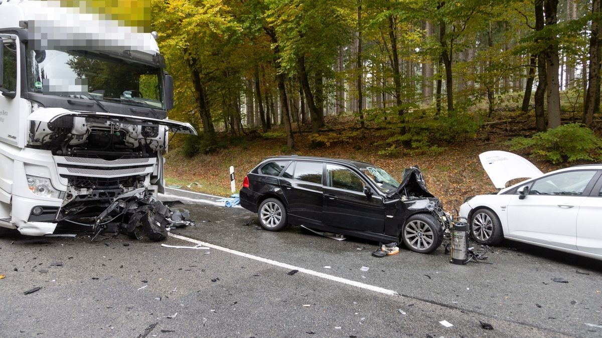 Am Donnerstag ist es gegen 15.45 Uhr zwischen Stützerbach und Schmiedefeld am Rennsteig (Ilm-Kreis) zu einem schweren Verkehrsunfall gekommen.