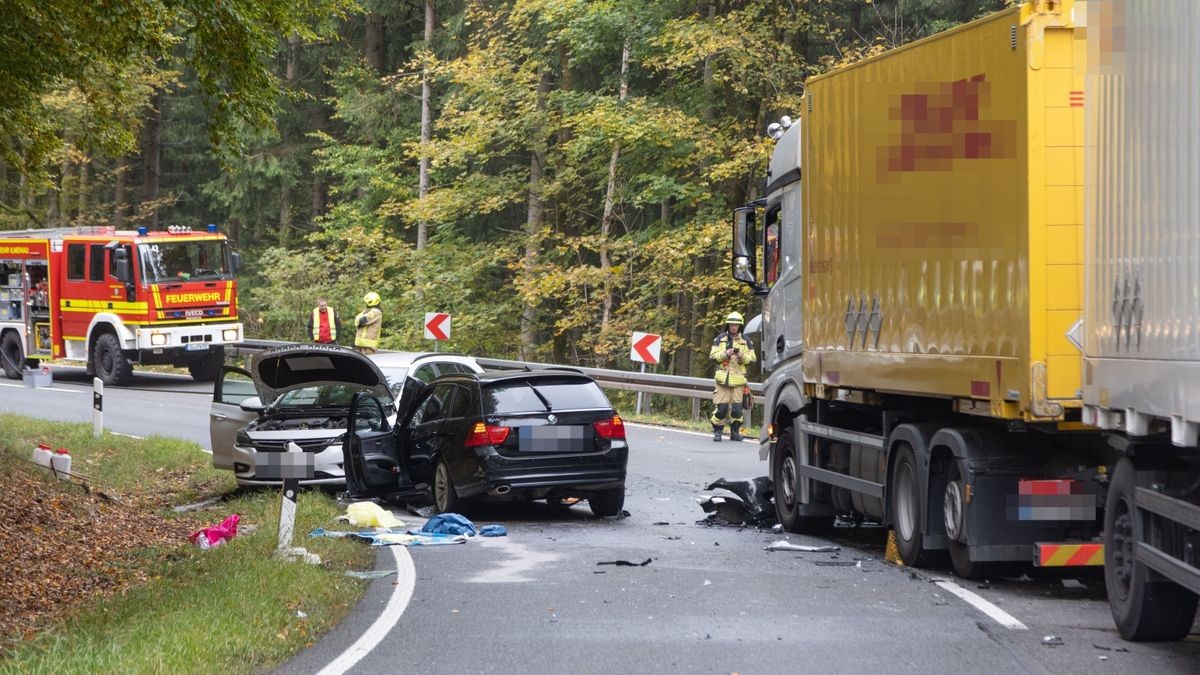 Bei einem Unfall auf der Landstraße zwischen Stützerbach und Schmiedefeld sind drei Menschen verletzt worden, zwei von ihnen schwer. Eine Autofahrerin war frontal mit einem Lkw zusammengestoßen.