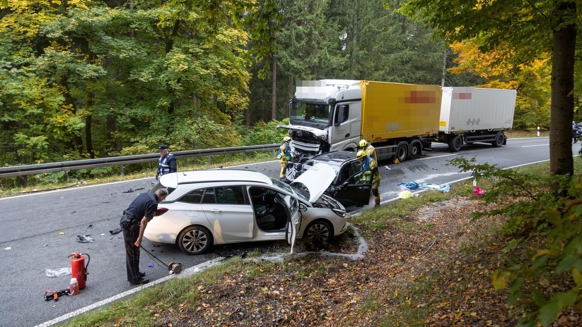 Durch die Kollision wurde der BMW gegen ein drittes Fahrzeug - einen Opel - geschleudert.